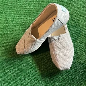Toms x West Elm sneaker in gray and lined  size 8